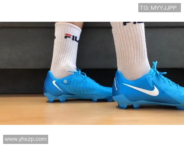 GX足球鞋球星上脚高帮设计解析助力球场表现提升 GX足球鞋球星上脚高帮设计解析助力球场表现提升