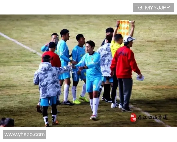 球星情侣同框甜蜜合影绿茵场上爱与足球交织